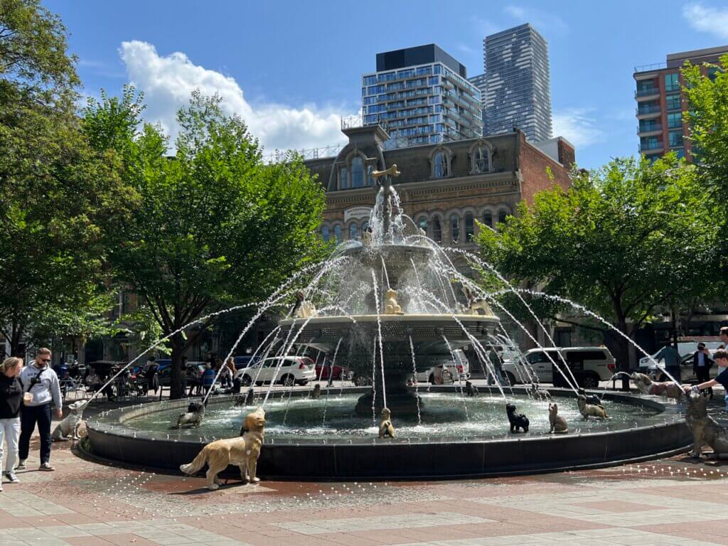 多倫多旅遊- Berczy Park 狗狗雕像公園